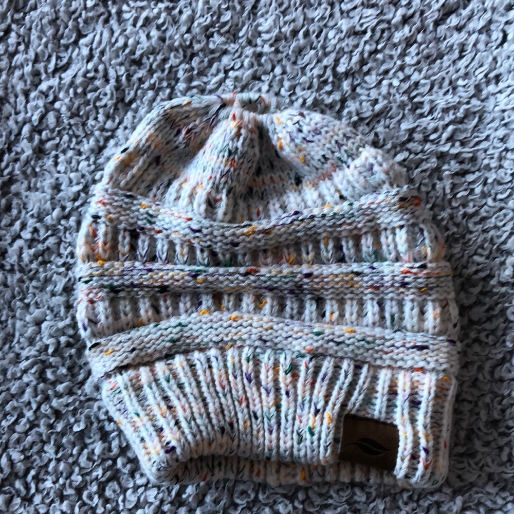 Bun/high pony tail friendly toque. Nwot